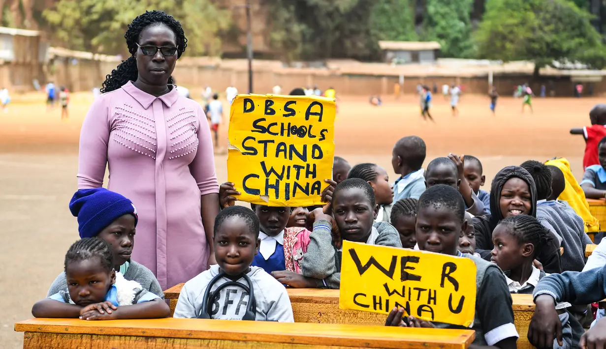 Para murid sekolah dasar Kenya memegang plakat untuk mengekspresikan dukungan kepada China di Nairobi, ibu kota Kenya, pada 19 Februari 2020. Banyak anak di seluruh dunia membuat lukisan sebagai wujud solidaritas terhadap perjuangan China memerangi epidemi coronavirus baru. (Xinhua/Li Yan)