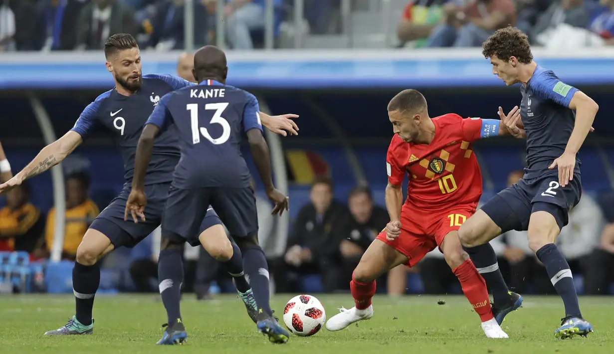 Penyerang Belgia, Eden Hazard, melewati pemain Prancis pada laga semifinal Piala Dunia di Stadion St Petersburg, Selasa (10/7/2018). Prancis menang 1-0 atas Belgia. (AP/Natacha Pisarenko)