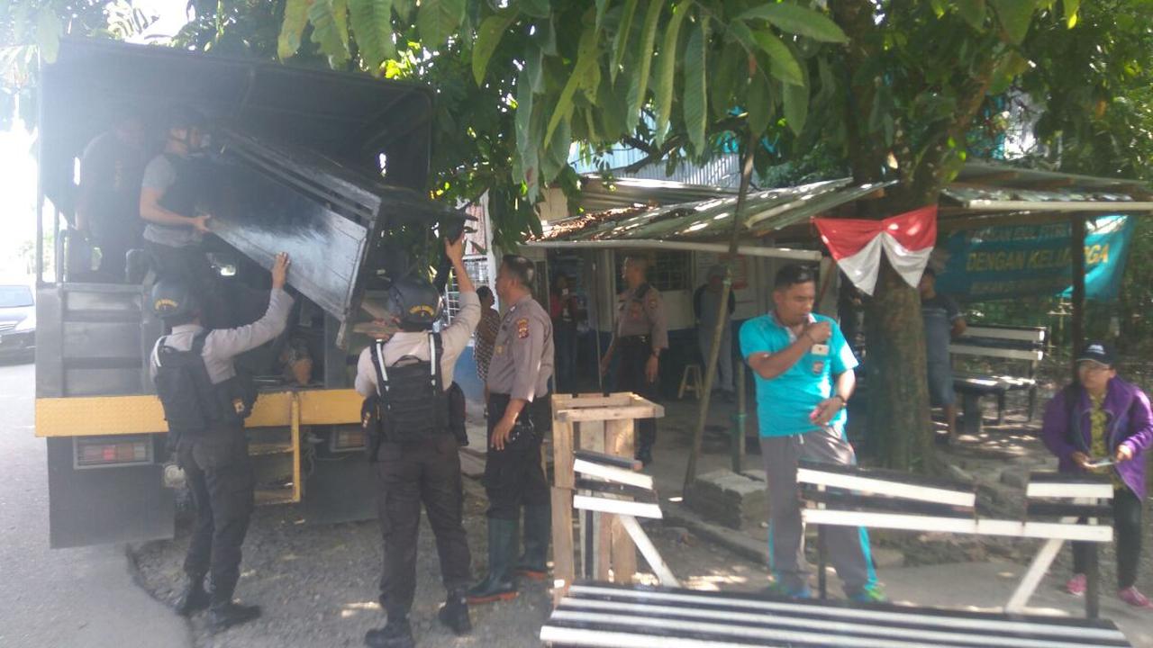 Polisi Bersenjata Laras Panjang Mengamuk di Warung Kopi
