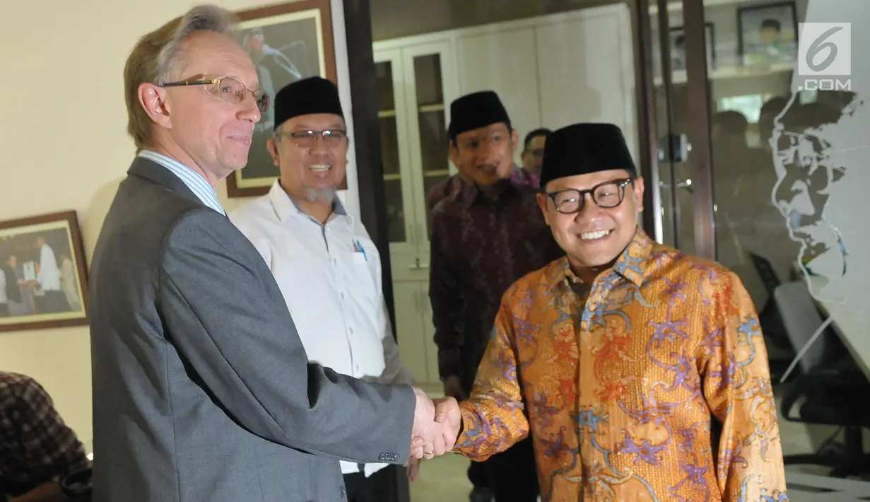 Ketua Umum PKB Muhaimin Iskandar menerima kunjungan Dubes Rusia untuk Indonesia Mikhail Galuzin di Kantor DPP PKB, Jakarta, Rabu (7/6). Kunjungan terkait peluang kerja sama antara Indonesia-Rusia dalam penanggulangan terorisme. (Liputan6.com/Helmi Afandi)