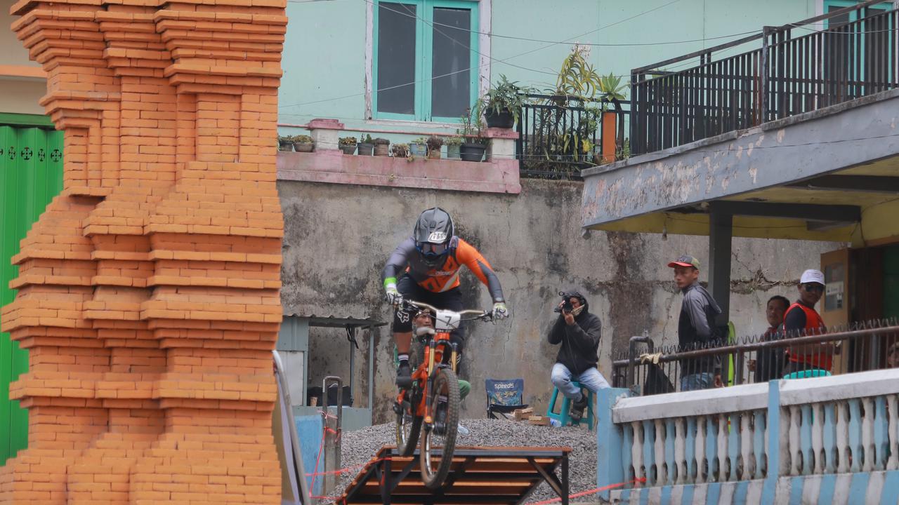 Khoiful Mukhib Juara Indonesian Downhill Urban 2025 di Pasuruan