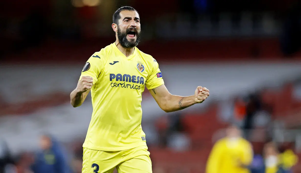 Raul Albiol - Bek veteran ini merupakan benteng kokoh yang membuat Villarreal sulit ditembus lawan. Pengalaman dan kemampuan pemain berusia 35 tahun itu berkontribusi besar atas suksesnya Villarreal melaju final Liga Europa. (AFP/Adrian Dennis)