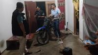 Petugas Satreskrim Polres Lampung Selatan saat melakukan penggrebekan ke rumah pelaku penikaman, namun pelaku belum berhasil ditemukan. (Istimewa).