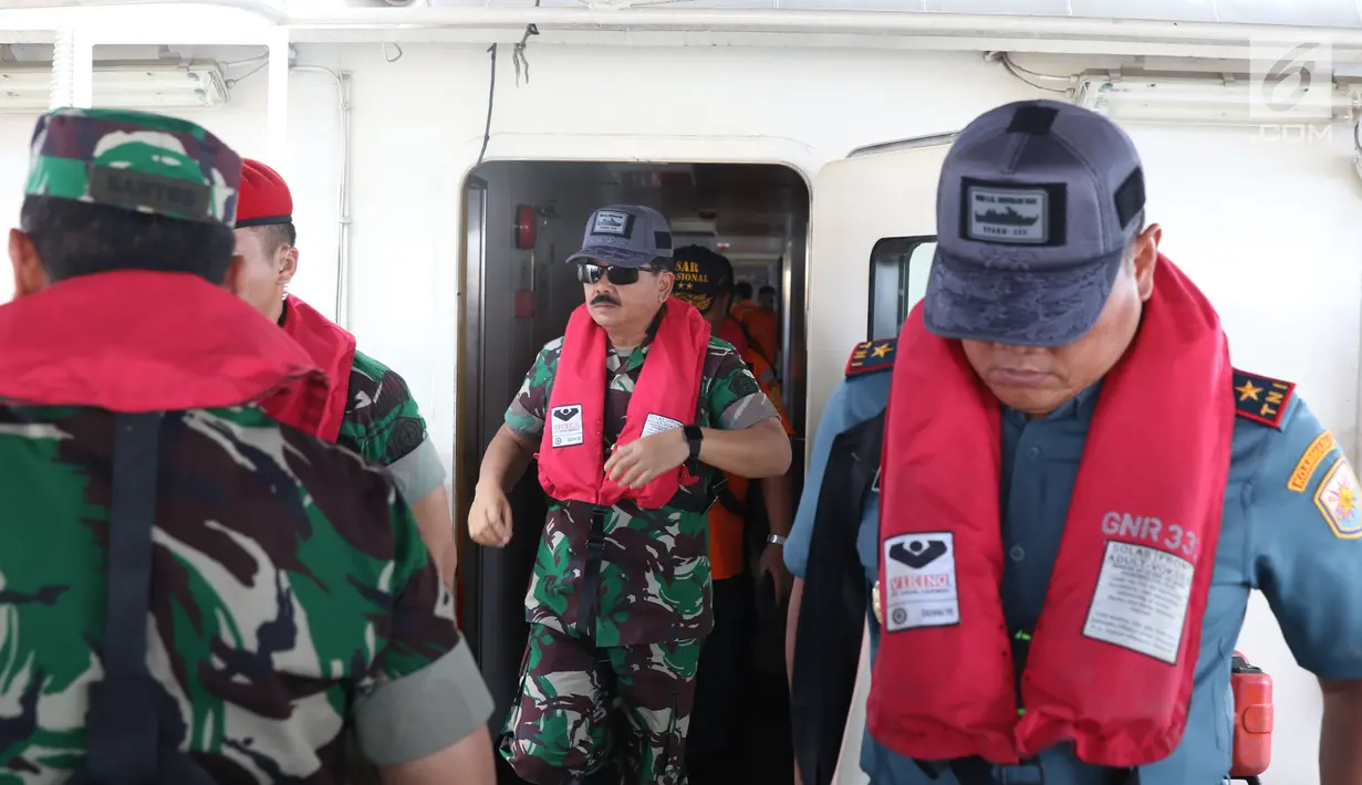 Panglima TNI Marsekal Hadi Tjahjanto (tengah) saat di KN SAR Basudewa di perairan Karawang, Jawa Barat, Rabu (31/10). Panglima TNI meninjau titik yang diduga menjadi tempat bagian badan pesawat Lion Air JT 610. (Liputan6.com/Helmi Fithriansyah)