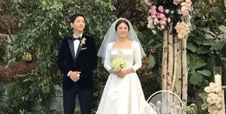 Hari bahagia Song Joong Ki  dan Song Hye Kyo akhirnya tiba juga. Tepat di tanggal 31 Oktober 2017, pasangan kekasih ini meresmikan hubungannya sebagai pasangan suami-istri. (Twitter/Hunkage)