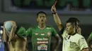 Pemain PS TNI, Safri Al Irfandi, mendapat kartu merah saat bertanding melawan Sriwijaya FC pada laga Liga 1 Indonesia di Stadion Pakansari, Bogor, Rabu, (25/10/2017). PS TNI menang 2-1 atas Sriwijaya FC. (Bola.com/M Iqbal Ichsan)