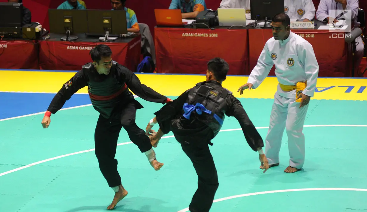 Pesilat Indonesia, Komang Harik Adi Putra (merah) melawan Mohd Al Jufferi Jamari (biru) asal Malaysia di final Kelas E Putra Asian Games 2018, Jakarta, Senin (27/8). Komang dinyatakan menang teknik atas Mohd Al Jufferi Jamari. (Merdeka.com/Arie Basuki)