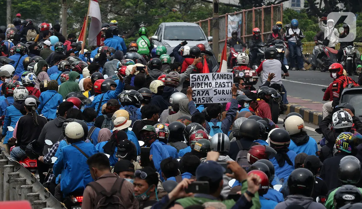 Mahasiswa konvoi menggunakan sepeda motor menuju Gedung DPR/MPR, Jakarta, Kamis (8/10/2020). Mahasiswa ini rencananya akan menggelar aksi menolak UU Cipta Kerja. (Liputan6.com/Johan Tallo)