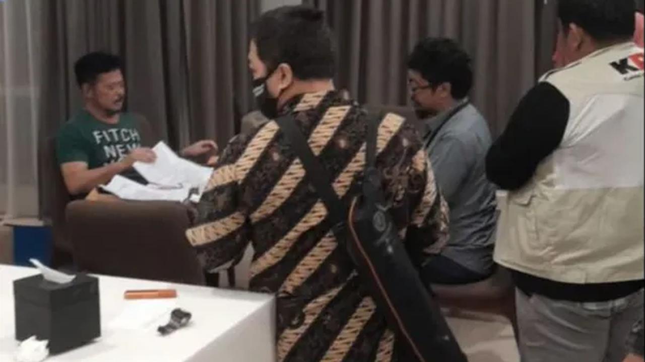Diberitakan sebelumnya, Syahrul tiba di KPK dengan tangan terborgol, dia juga mengenakan topi dan masker.<br>