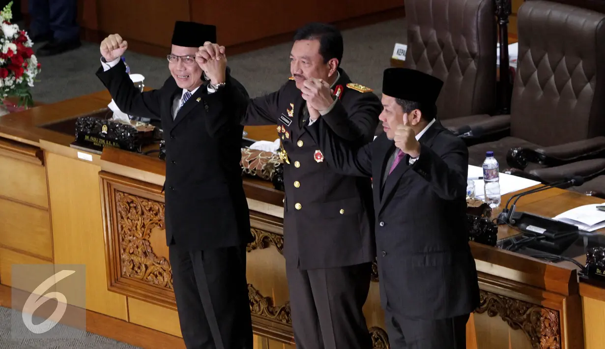 Calon Kepala BIN Komjen Pol Budi Gunawan (tengah) berfoto bersama dengan Wakil Ketua DPR Taufik Kurniawan (kiri) dan Wakil Ketua DPR Fahri Hamzah (kanan) saat Rapat Paripurna Ke 6 DPR di Kompleks Parlemen, Jakarta, Kamis (8/9). (Liputan6.com/Johan Tallo)