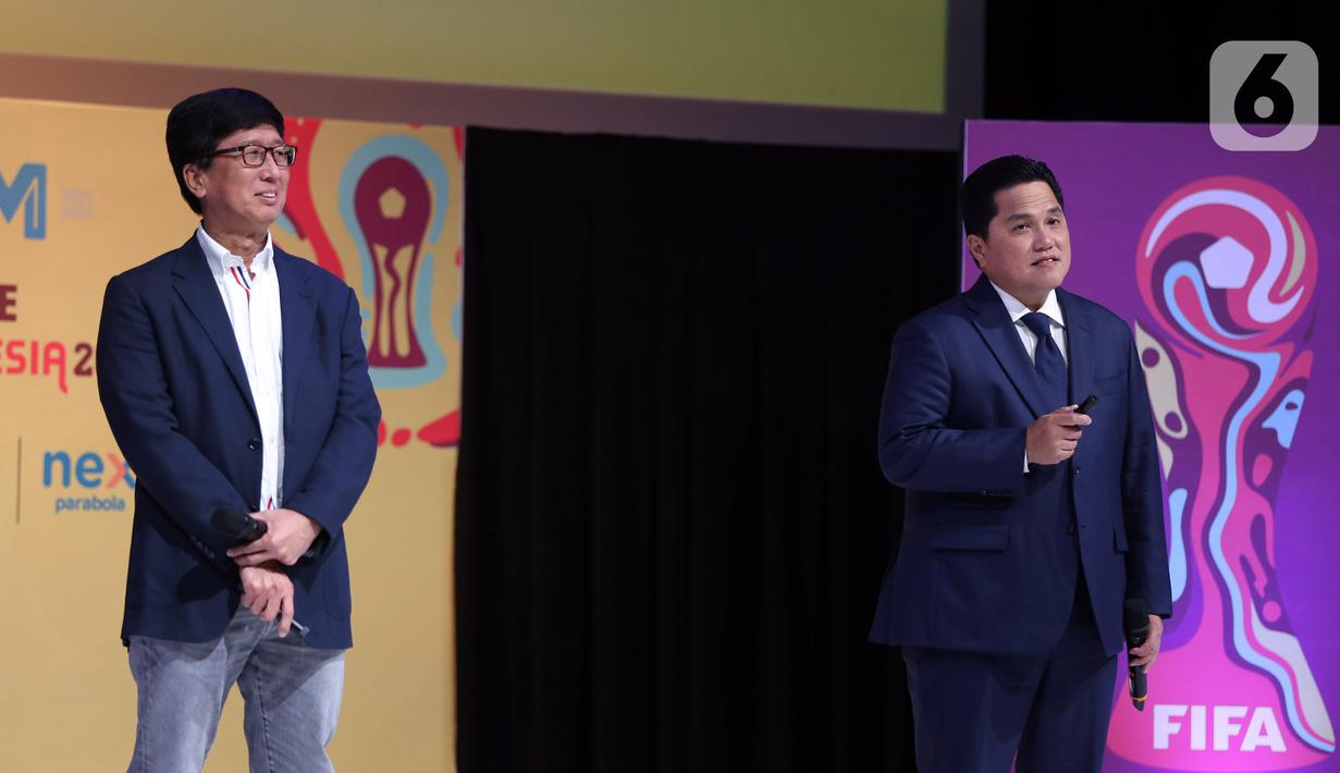 Ketua PSSI sekaligus Menteri BUMN Erick Tohir bersama Direktur SCM Sutanto Hartono dalam jumpa pers di SCTV Tower saat menggelar Jumpa Pers di SCTV Tower, Jakarta, Selasa (28/2/2023). Jumpa pers tersebut terkait Perhelatan Piala Dunia U-20 2023 ini akan disiarkan langsung Emtek Group lewat SCM. Pecinta bola di Indonesia bisa menyaksikan seluruh pertandingan melalui SCTV, INDOSIAR, VIDIO, MOJI, Mentari TV, Nex Parabola, dan Champions TV. (Liputan6.com/Johan Tallo)