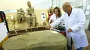 Stefano Sarri dan asistennya saat melakukan restorasi terhadap prasasti Etruscan di Florence , Italia , 20 April 2016.Prasasti itu ditemukan tertanam dalam pondasi kuil yang terkubur selama lebih dari 2.500 tahun. (REUTERS / Remo Casilli)