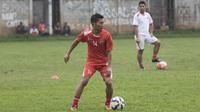 Kapten Persija, Ismed Sofyan menggiring bola pada latihan perdana jelang babak 8 besar Piala Jenderal Sudirman di Lapangan Sawangan, Depok, Jawa Barat, Jumat (4/12/2015). (Bola.com/Vitalis Yogi Trisna)