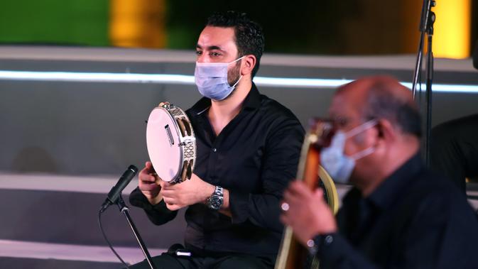 Sejumlah musisi tampil dalam konser di Gedung Opera Kairo, Mesir, Kamis (9/7/2020). Sekitar 400 pengunjung menghadiri konser yang diadakan di teater terbuka Gedung Opera Kairo. (Xinhua/Ahmed Gomaa)