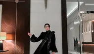 Sementara saat momen resepsi, Fairuz A Rafiq menunjukkan pesona elegan dalam balutan maxi dress dan hijab serba hitam. [@fairuzarafiq].