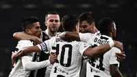 Para pemain Juventus merayakan gol yang dicetak Paulo Dybala ke gawang Cagliari. (AFP/Marco Bertorello)