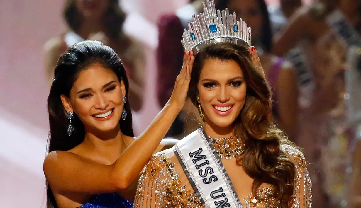 Mahkota Miss Universe disematkan oleh Miss Universe 2015, Pia Alonzo Wurtzbach kepada Miss Prancis, Iris Mittenaere dalam ajang final Miss Universe di Manila, Senin (30/1). Iris Mittenaere dinobatkan menjadi Miss Universe 2016. (AP Photo/Bullit Marquez)
