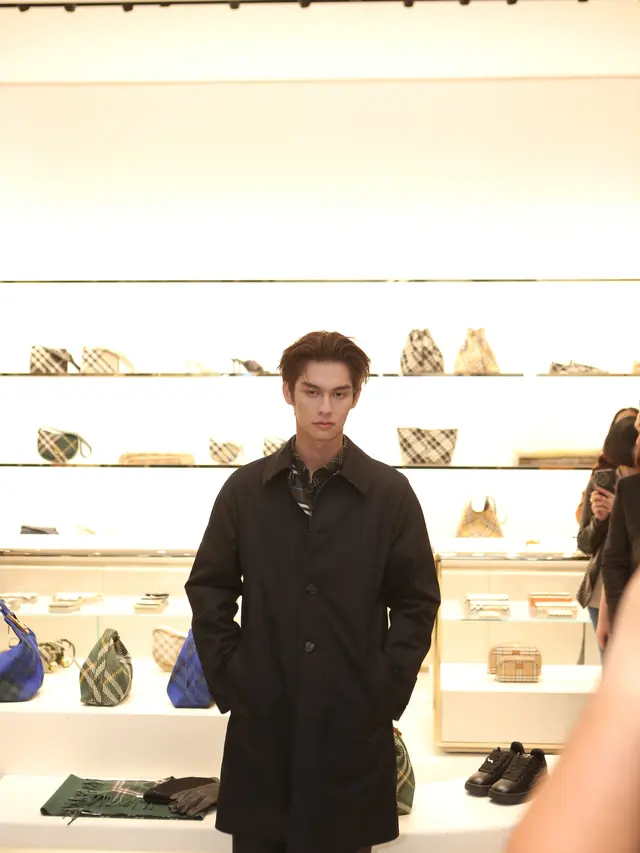 6 Pesona Maskulin Bright Vachirawit dalam Balutan Outerwear Ikonik di Acara Eksklusif Burberry Jakarta