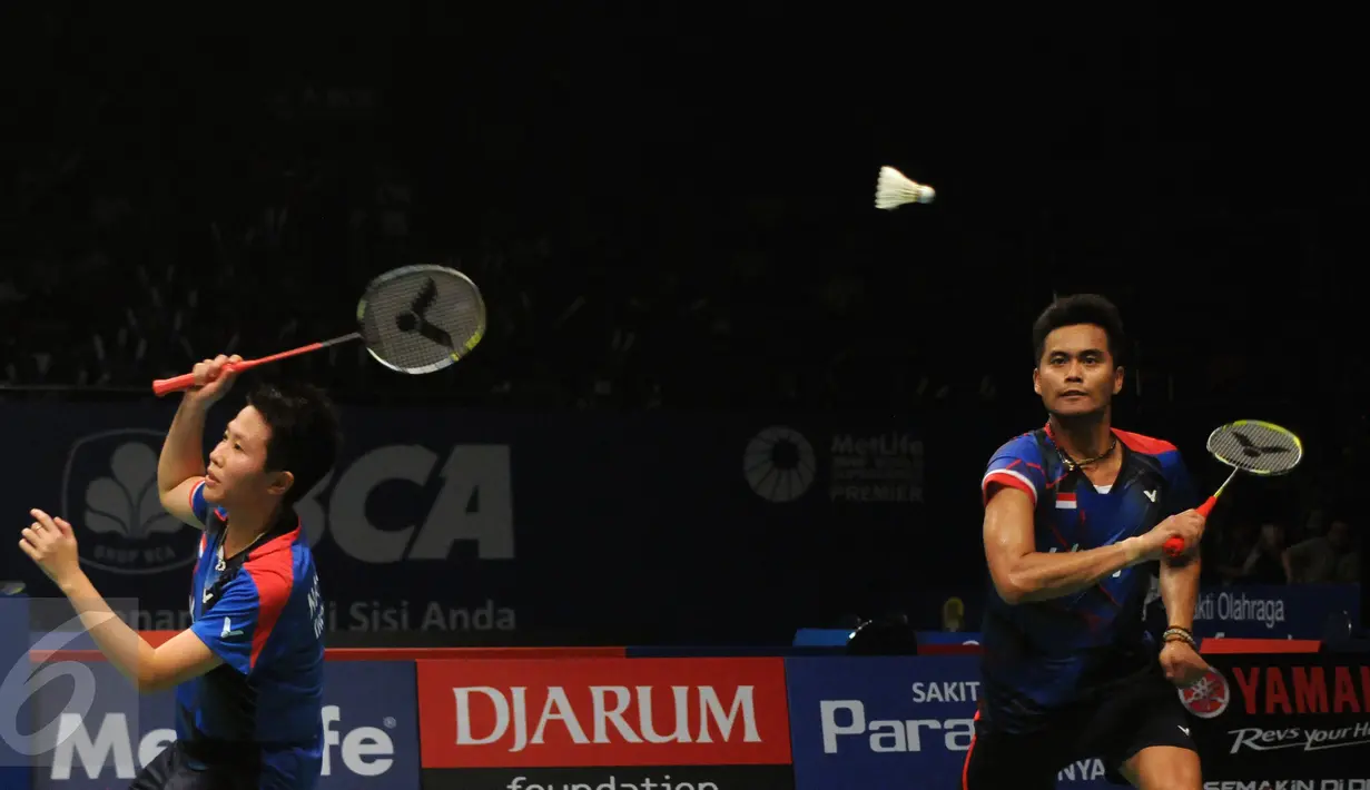Pebulutangkis ganda campuran Indonesia, Tontowi Ahmad/Liliyana Natsir saat berlaga melawan Sawan Serasinghe/Setyana Mapasa (Australia) di BCA Indonesia Open 2016 di Istora Senayan, Jakarta, Selasa (31/5/2106). (Liputan6.com/Helmi Fithriansyah)
