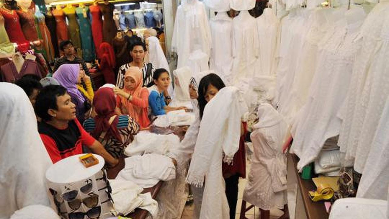 Berburu pakaian lebaran di Pasar Tanah Abang