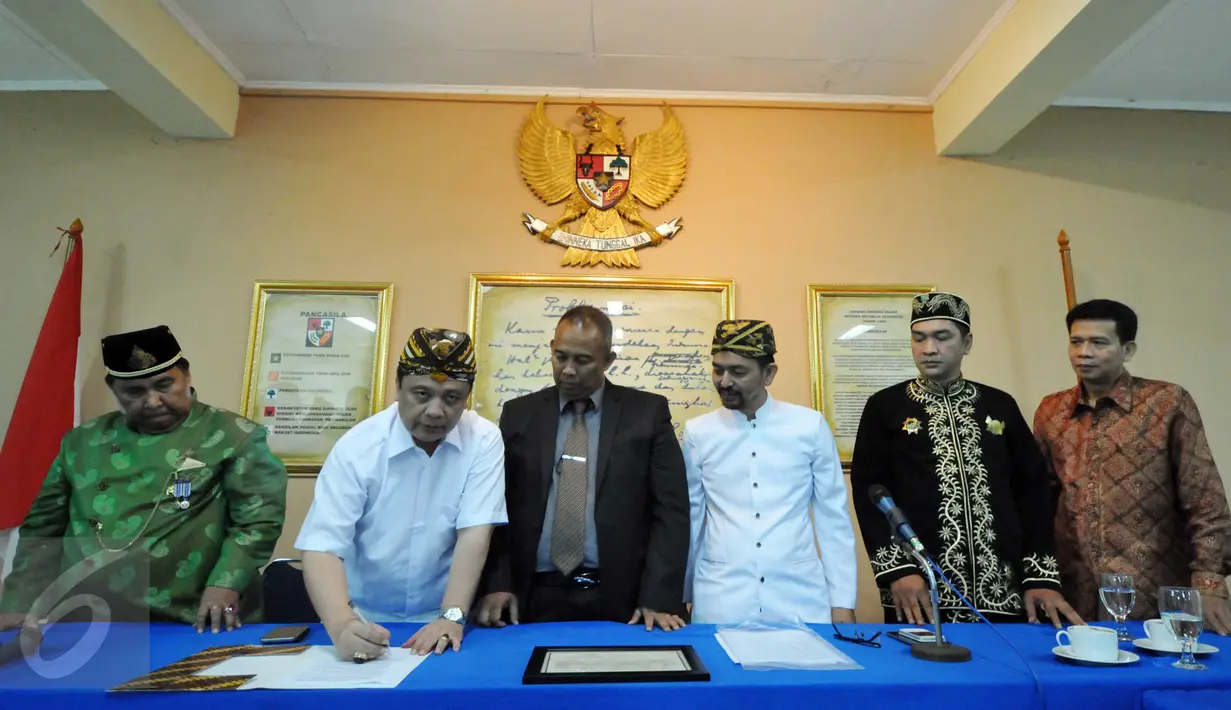 Sultan XIV Kasepuhan Cirebon P.R Arief Nata Negara (kedua kiri) menandatangani pernyataan sikap di Gedung Joeang, Jakarta (11/2/2015). Para raja meminta kepada pemerintah agar dilibatkan dalam berbagai permasalahan bangsa. (Liputan6.com/Helmi Afandi)