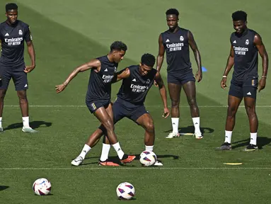 (Dari kiri) Pemain Real Madrid #41 Marvel, #11 Rodrygo, #5 Jude Bellingham, #07 Vinicius Junior dan #18 Aurelien Tchouameni menghadiri sesi latihan di kompleks pelatihan Real Madrid City di Valdebebas, pinggiran Madrid, 24 Agustus 2023. (JAVIER SORIANO / AFP)