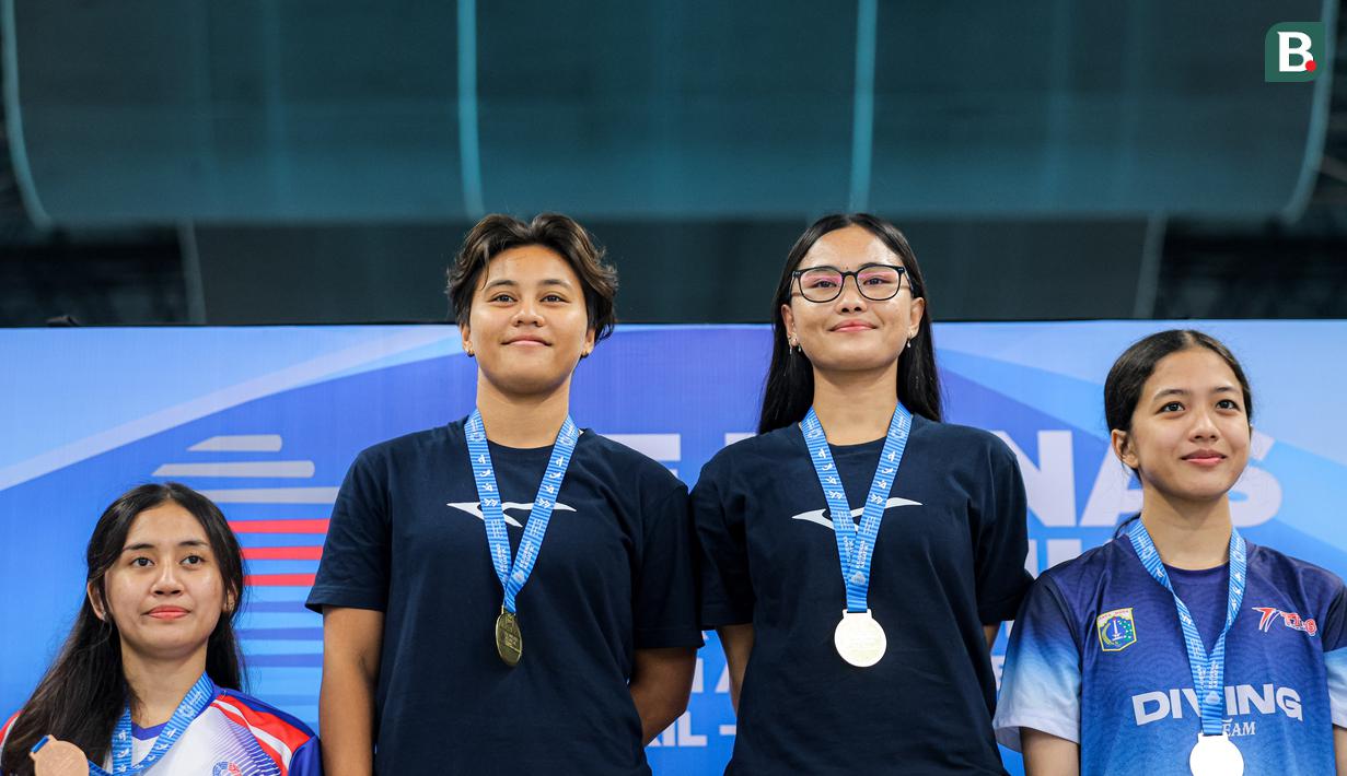Atlet loncat indah putri Jawa Timur, Gladies Lariesa Garina (tengah kiri) dan Linar Betiliana (tengah kanan) mendapatkan medali emas dalam nomor menara synchro putri Kejurnas Akuatik 2026 yang berlangsung di Stadion Akuatik Gelora Bung Karno, Senayan, Jakarta. (Bola.com/Bagaskara Lazuardi)