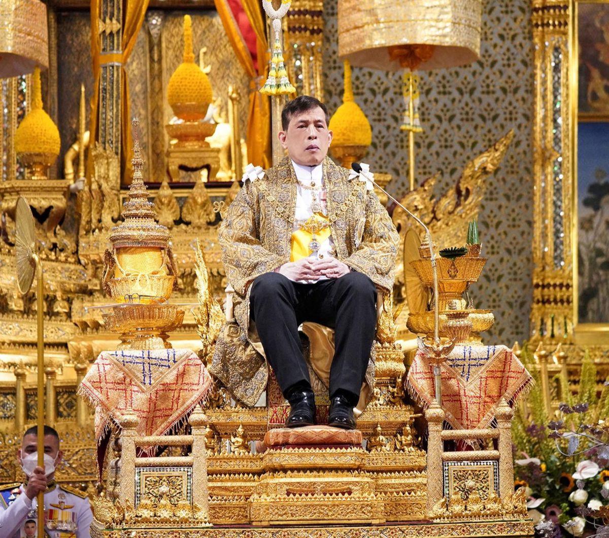 Raja Vajiralongkorn juga duduk di atas kursi singgasana megah berlapis emas. 

Di singgasana tersebut raja Thailand itu menyampaikan pidato yang disampaikan untuk para rakyatnya.