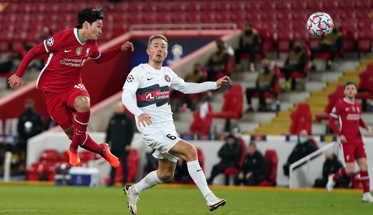 Gelandang Liverpool, Takumi Minamino, berusaha menyundul bola saat menghadapi Midtjylland pada laga Liga Champions 2020/2021 di Stadion Anfield, Rabu (28/10/2020) dini hari WIB. Liverpool menang 2-0 atas Midtjylland. (AFP/Jon Super/pool)