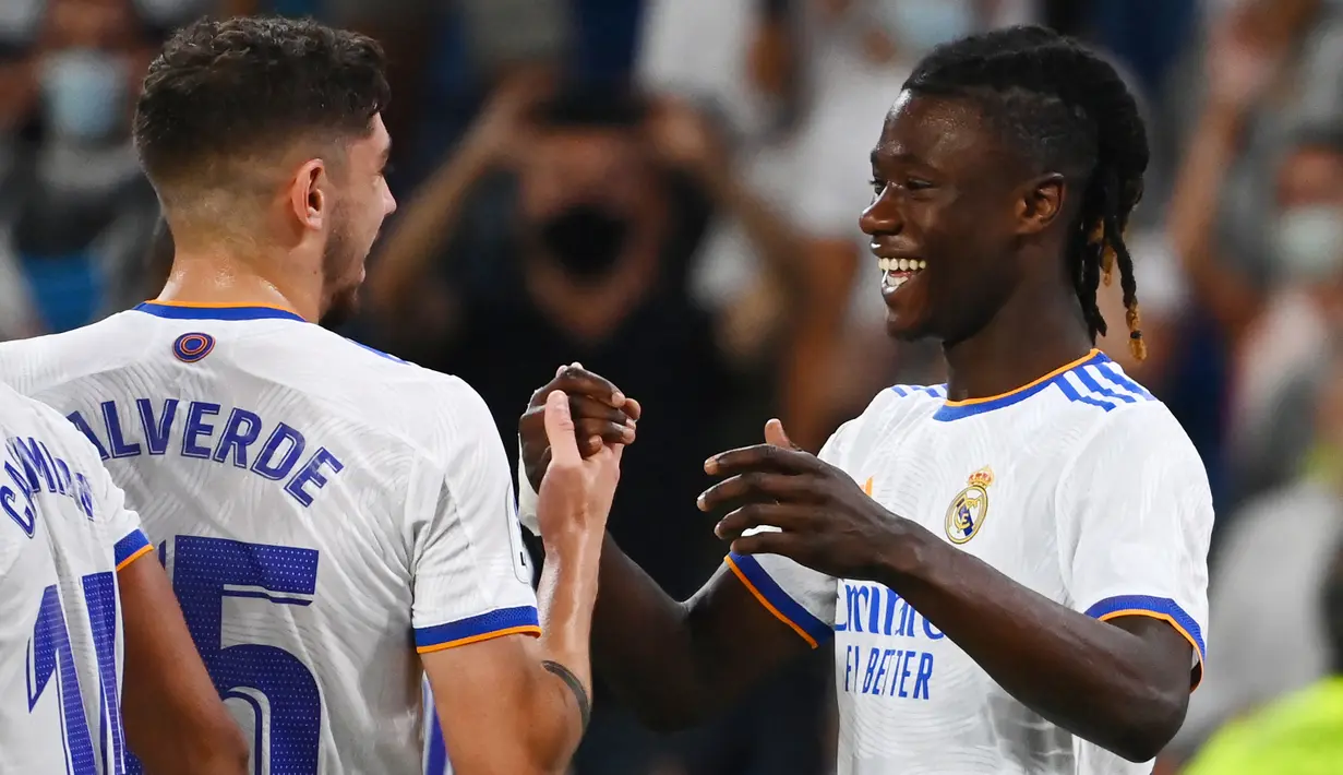 Eduardo Camavinga. Gelandang yang baru memasuki musim pertamanya di Real Madrid baru mencetak 1 gol di Liga Spanyol musim ini. Gol tersebut dibuat di pekan pertama, (12/9/2021) ke gawang Celta Vigo saat berusia 18 tahun 10 bulan dan 2 hari. Hasil akhir Real Madrid menang 5-2. (AFP/Gabriel Bouys)