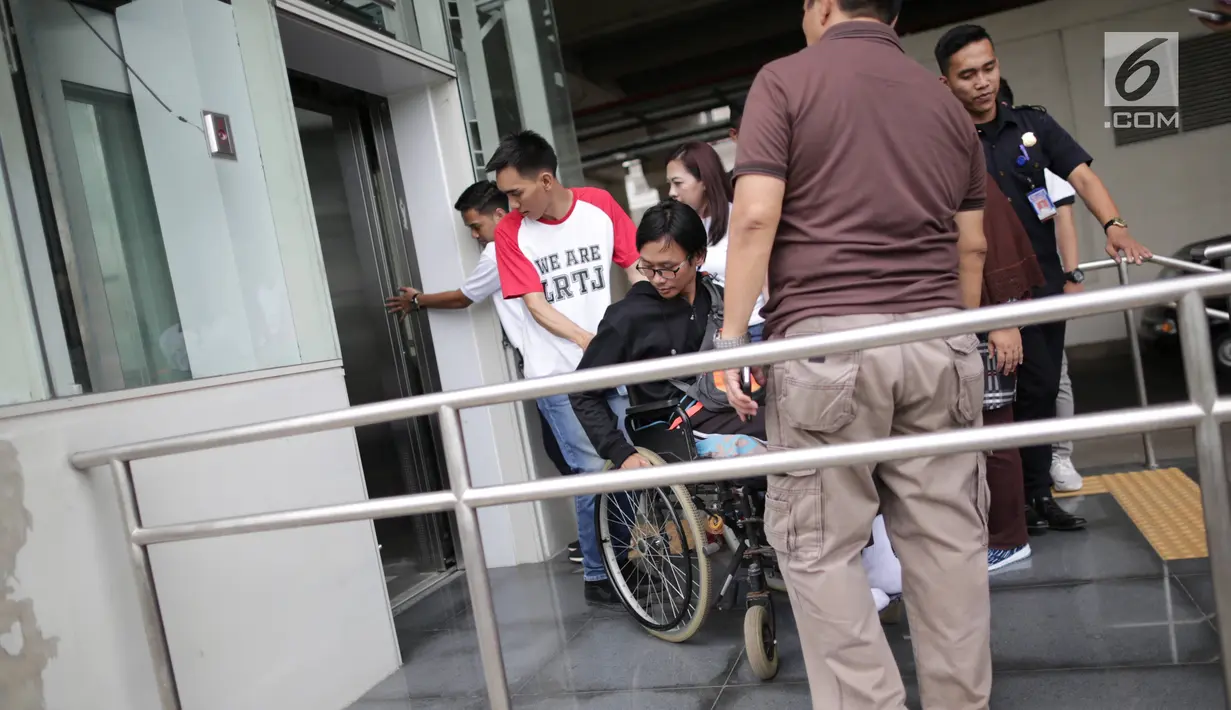Petugas membantu penyandang disabilitas menaiki lift di Stasiun LRT Veldrome, Jakarta, Sabtu (27/4). Kegiatan yang diikuti Jakarta Barrier Free Tourism (JBFT) tersebut untuk mengenalkan kereta Lintas Rel Terpadu (LRT)  lebih dekat kepada masyarakat. (Liputan6.com/Faizal Fanani)
