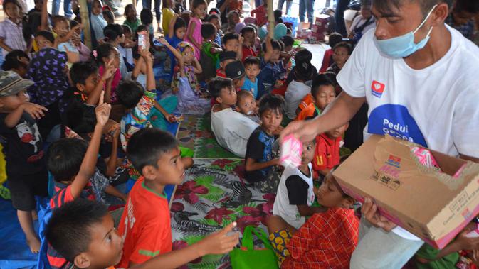 Karyawan bersama para pengungsi gempa Lombok saat kegiatan CSR Diamond Group Peduli di Dusun Trengan Timur, Sabtu (8/9). Diamond Group melakukan kegiatan sosial sebagai wujud tanggung jawab sosial perusahaan untuk korban gempa Lombok (Liputan6.com/HO/Eko)