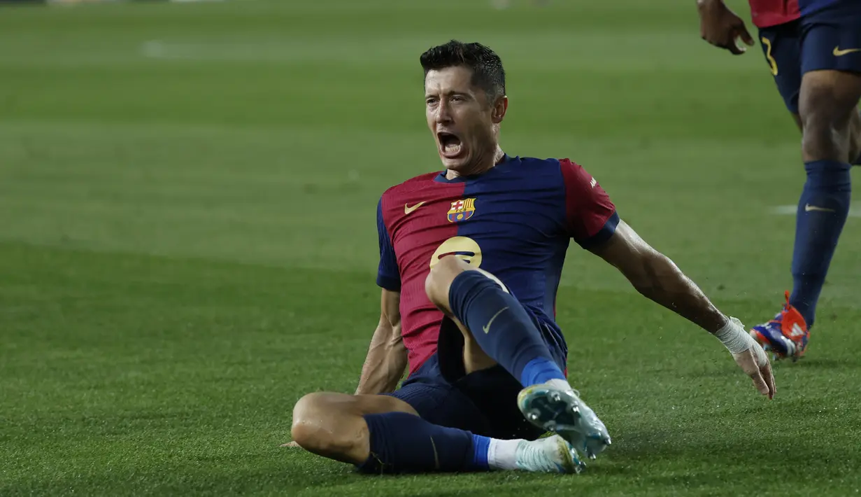 Penyerang Barcelona Robert Lewandowski berselebrasi setelah mencetak gol kedua timnya ke gawang Athletic Bilbao pada laga jornada 2 La Liga 2024/2025 di Estadi Olimpic Lluis Companys, Minggu (25/8/2024) dini hari WIB. (AP Photo/Joan Monfort)