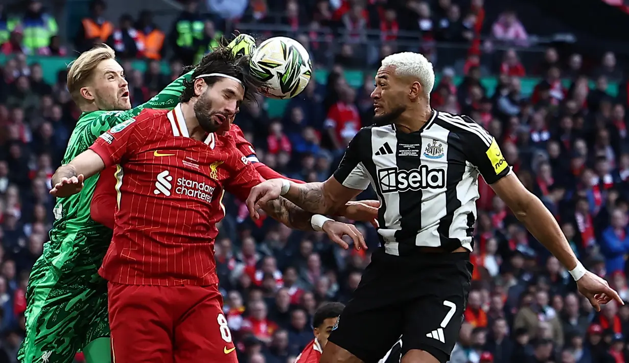 Kedua tim tampil ngotot untuk merebut gelar juara Piala Liga Inggris atau Carabao Cup 2025. (HENRY NICHOLLS/AFP)