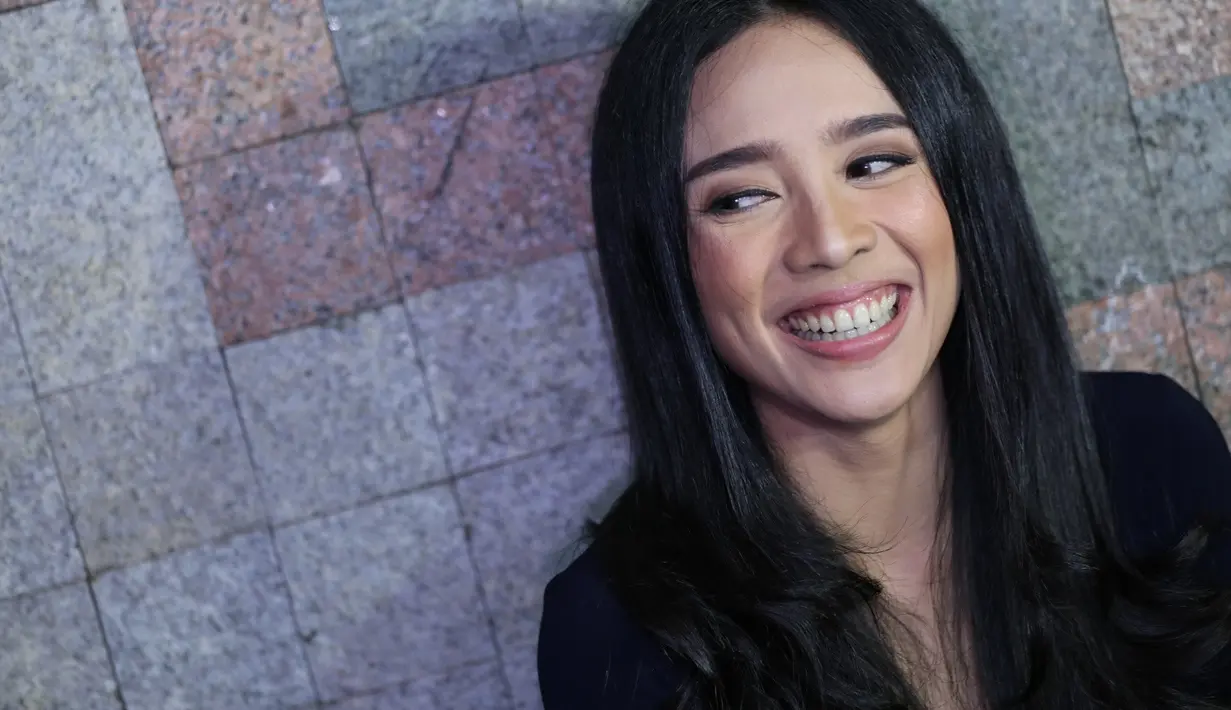 Setiap pasangan memiliki cara sendiri-sendiri menunggu waktu buka puasa. Begitu juga pasangan Dea Ananda dan suami, Ariel Nidji. Keduanya menunggu waktu buka alias ngabuburit dengan menonton. (Adrian Putra/Bintang.com)