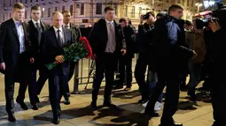 Presiden Rusia, Vladimir Putin mengunjungi lokasi ledakan bom di stasiun kereta bawah tanah di Saint Petersburg, Senin (3/4). Putin hadir memberi penghormatan kepada para korban ledakan yang terjadi di lokasi itu. (Mikhail Klimentyev/Pool Photo via AP)
