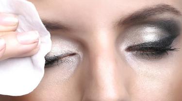 Tips Membersihkan Eyeliner Dengan Baby Oil Beauty Fimela Com