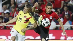 Pemain Kolombia, Mateus Uribe (kiri) berebut bola dengan pemain Mesir, Saad Samir pada laga uji coba di "Atleti Azzurri d'Italia Stadium”, Bergamo, (1/6/2018). Mesir dan Kolombia bermain imbang 0-0. (AP/Antonio Calanni)