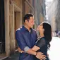 Dengan pose romantis bak ABG, Anisa Pohan AHY pilih outfit kompak bernuansa biru navy. AHY tampil simple dengan kemeja yang digulung sedangkan Anisa pilih kenakan dress [@annisayudhoyono]