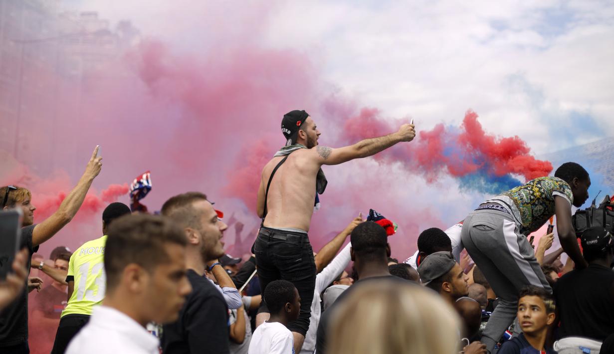 Aksi Fans PSG menyambut Neymar dengan menyalakan flare saat perkenalan di Parc des Princes, Paris, (4/7/2017).(AP/Kamil Zihnioglu)