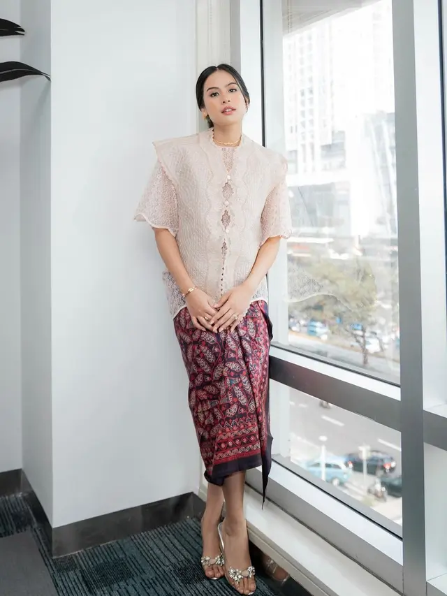8 Inspirasi Outfit Kondangan yang Elegan dengan Kebaya, Songket, dan Batik dari Enzy Storia, Fuji Utami, hingga Nagita Slavina