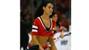 Ice Girls dari Chicago Blackhawks beraksi membersihkan lapangan hoki es sebelum pertandingan National Hockey League (NHL) dimulai. (Chicago Blackhawks.nhl.com)