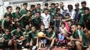 Pelatih dan pemain Timnas Indonesia U-23 foto bersama anak-anak yang datang ke Stadion Madya, Jakarta, Rabu (13/3). Sejumlah anak dari Yayasan Rumah Harapan Indonesia datang menemui Timnas U-23 (Bola.com/Vitalis Yogi Trisna)