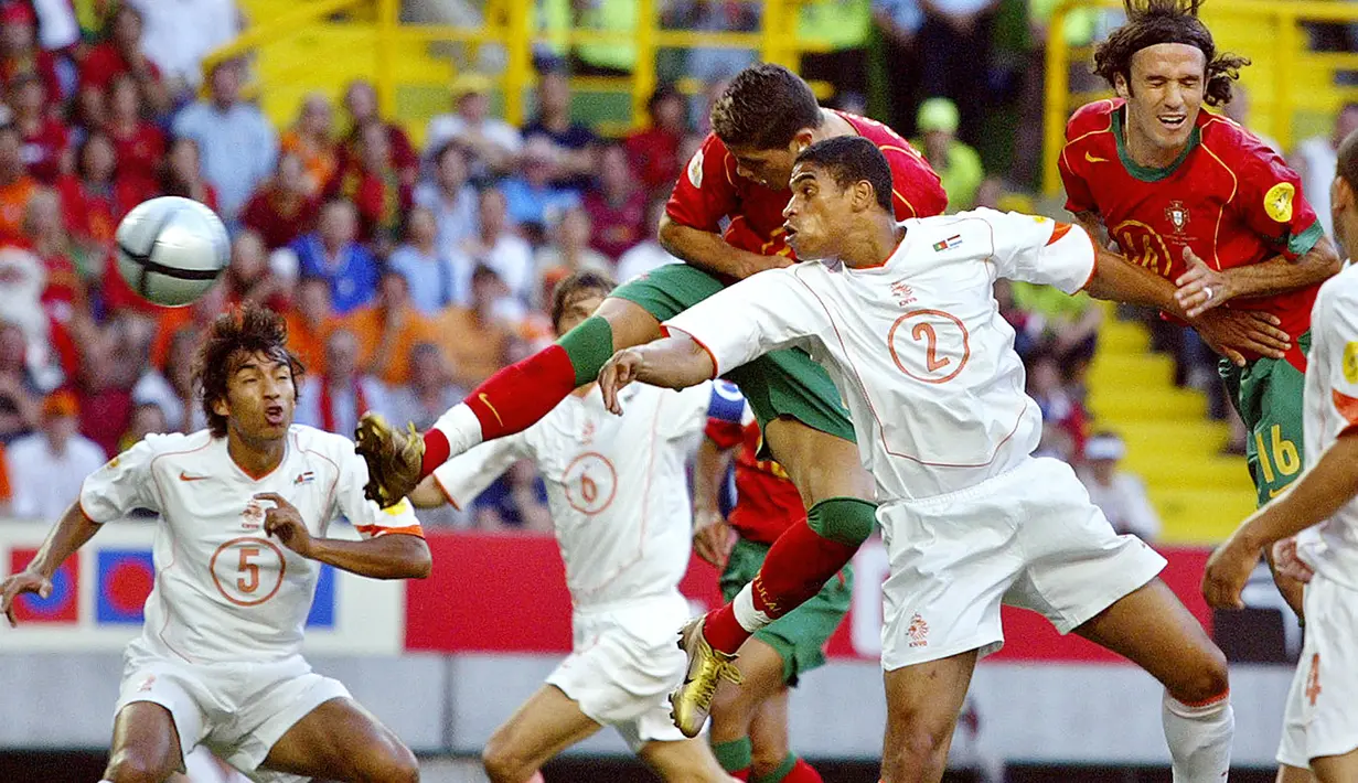 Gol ke-2 Cristiano Ronaldo dicetak pada partai semifinal Euro 2004 melawan Belanda di Jose Alvalade Stadium, Lisbon (30/6/2004). Gol terjadi di menit ke-26 yang membawa Portugal unggul 1-0. Hasil akhir Portugal menang 2-1. (Foto: AFP/Francois Guillot)