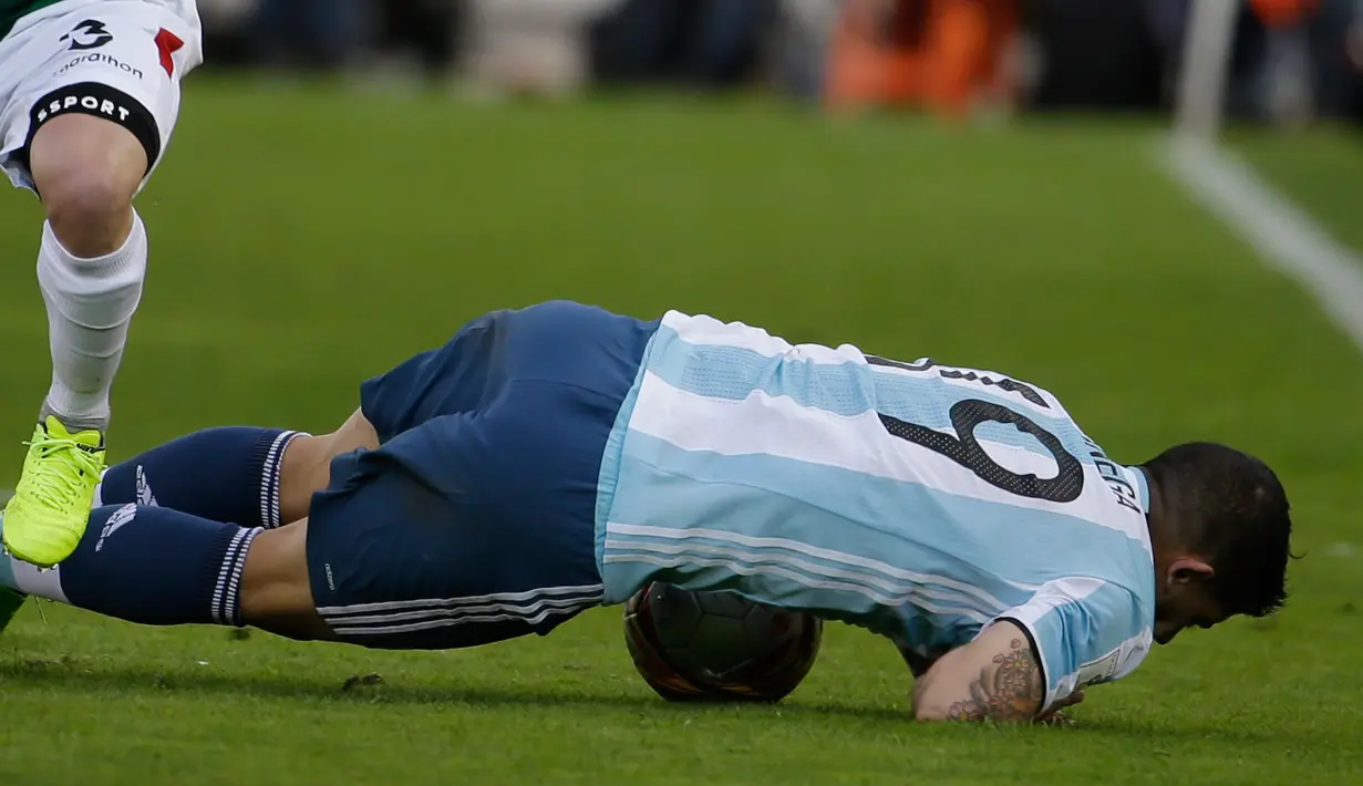 Pemain Argentina, Ever Banega terjatuh saat berushaa merebut bola dari pemain Bolivia dalam laga Kualifikasi Piala Dunia 2018 zona Amerika Selatan di Stadion Hernando Siles, Rabu (29/3). Argentina kalah 0-2 dari Bolivia. (AP Photo/Victor R. Caivano)