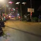 Payung berhias dengan lampu kerlap-kerlip menggantung di atas jalanan Blok Dodog, Desa Sendang, Kecamatan Karangampel, Kabupaten Indramayu. (Liputan6.com/Panji Prayitno)