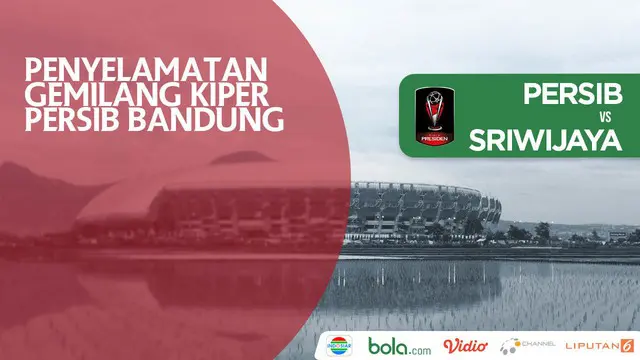 Kiper Persib Bandung, M. Natshir, melakukan penyelamatan gemilang saat menghadapi Sriwijaya FC.