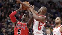 Chris Paul memblok tembakan Bobby Portis (AP)