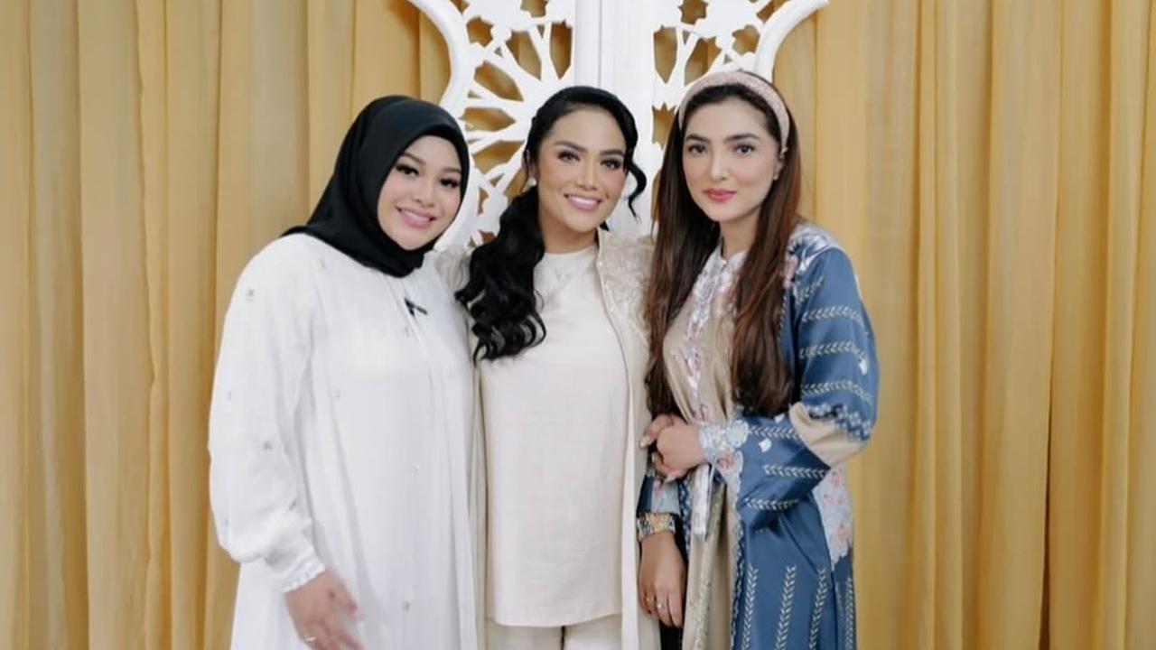 Bikin Haru, Begini Cara Aurel Hermansyah Peringati Hari Ibu - Unggah Foto Bareng Kris Dayanti dan Ashanty