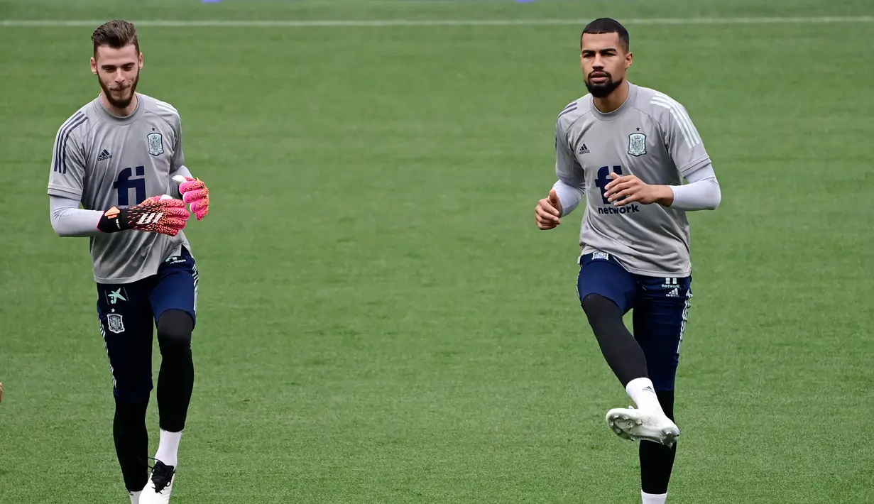Penjaga gawang Spanyol David De Gea (kiri) dan Robert Sanchez melakukan pemanasan selama sesi latihan di stadion Wanda Metropolitano di Madrid (3/6/2021). Spanyol akan menghadapi Portugal dalam pertandingan persahabatan internasional pada Sabtu (5/6/2021). (AFP Photo/Javier Soriano)